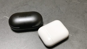 Samsung Galaxy Buds Ladecase im Vergleich zu den Airpods 2